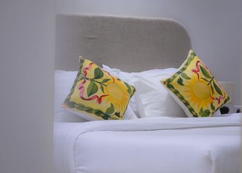 شقة بغرفة معيشة وغرفتين نوم 