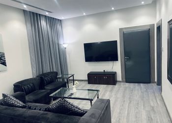 شقة بغرفة معيشة وغرفتين نوم 