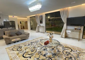 شاليه بمجلس مطل على المسبح 