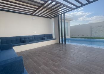 شاليه بمسطح اخضر و مسبح