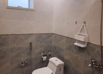غرفة بسرير ماستر ودورة مياة 