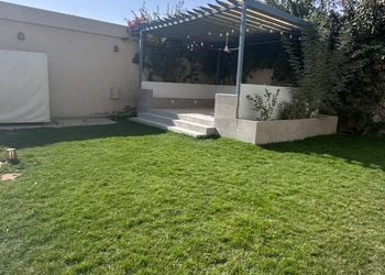 شاليه بجلسة خارجية وألعاب أطفال 