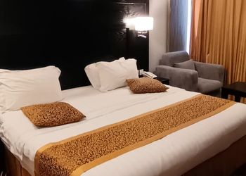 غرفة نوم بسرير ماستر ودخول ذاتي