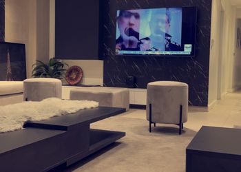 شقة أنيقة بصالة وغرف نوم