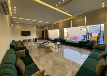 استراحة بألعاب أطفال ومسطح اخضر