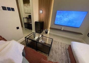 استديو بسرير ماستر وجلسة جانبية