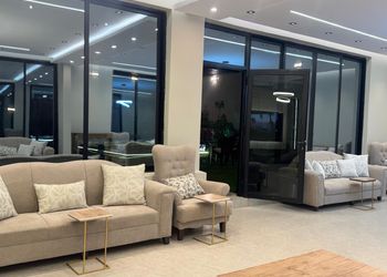 شاليه بمسطح اخضر وجلسة خارجية 