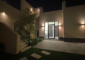 شاليه بمسطح اخضر وجلسة خارجية 