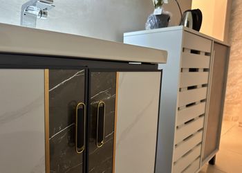استديو بأثاث مريح وبسيط 