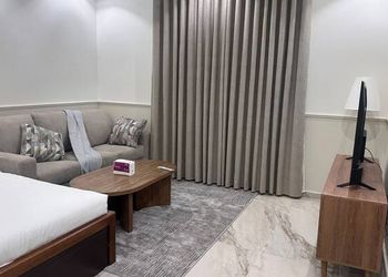 استديو بأثاث مريح وبسيط 