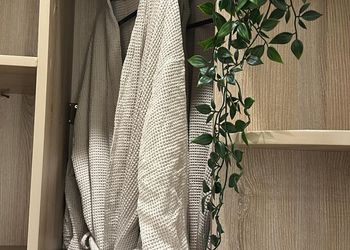 استديو بأثاث مريح وبسيط 