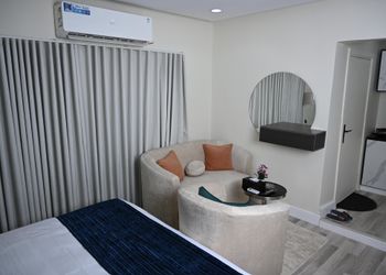 استديو بأثاث مريح وبسيط 
