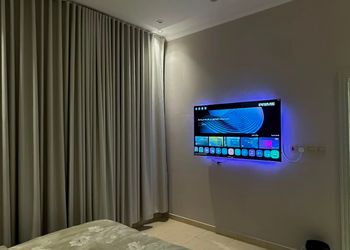 استديو بأثاث مريح وبسيط 