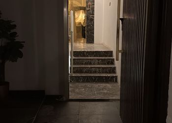 استديو بأثاث مريح وبسيط