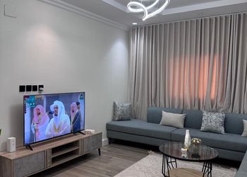 شقة بأثاث مريح وبسيط 