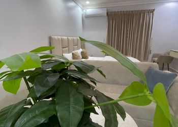 استديو بأثاث مريح وبسيط 