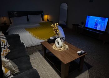 استديو بأثاث مريح وبسيط 