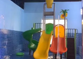 شاليه بمسطح اخضر وجلسة خارجية 