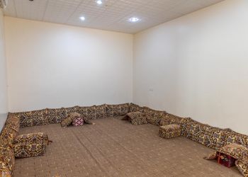 شاليه بمسطح اخضر وجلسة خارجية