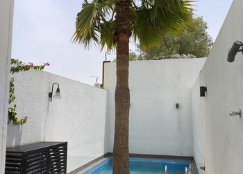 شاليه بمسطح اخضر وجلسة خارجية