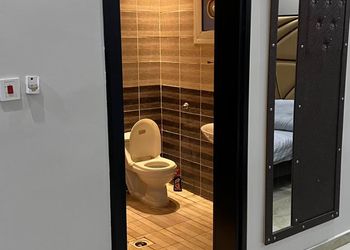 شاليه بمسطح اخضر وجلسة خارجية 