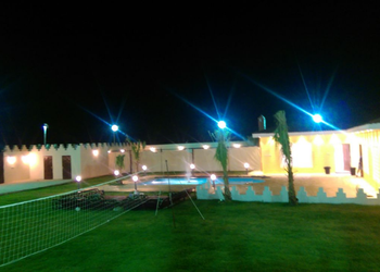 استراحة بمسطح اخضر وجلسه خارجيه