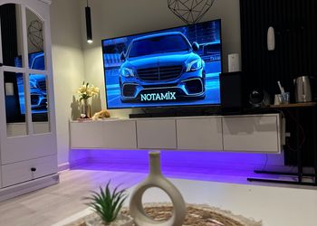 استديو بأثاث مريح وبسيط 