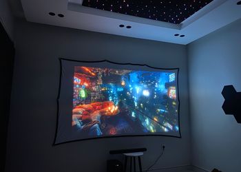 شقة انيقة بغرفة نوم و غرفة سينما