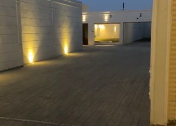 شاليه بمسطح اخضر ومسبح
