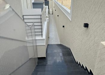 شقة بصالة وثلاث غرف نوم وباثاث بسيط