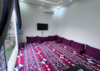 شاليه بجلسة خارجية ومسطح اخضر