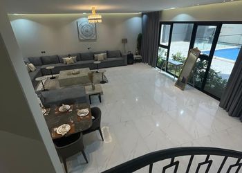 شاليه عائلي انيق بجلسة خارجية