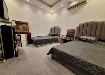 شاليه بجلسة خارجية ومسطح اخضر