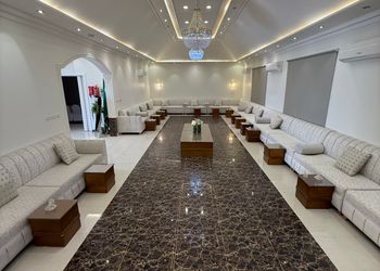 استراحة بمجالس واسعة وفناء خارجي