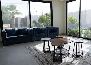 شاليه بمسطح اخضر وجلسة خارجية 