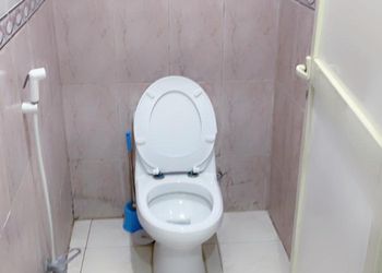 استراحة بجلسة مطلة على مسبح 