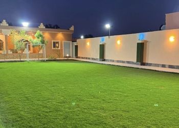 شاليه بجلسة تطل على مسبح خارجي 