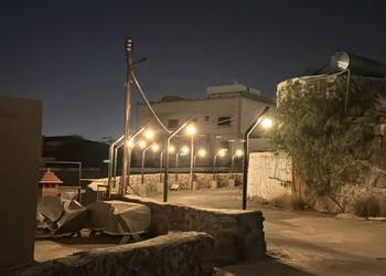 شاليه بصالة جلوس وجلسة خارجية