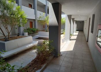 شقة بغرفة معيشة وغرفة نوم 