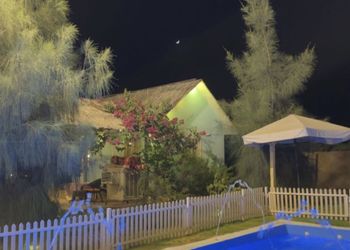 مزرعة بكوخ وإطلالة على الحديقة