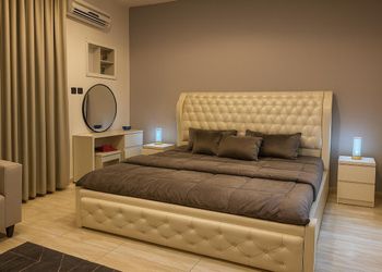 استديو بسرير ماستر وجلسة مريحة