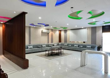 شاليه بمسطح اخضر ومسبح 