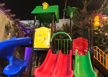 شالية بمجالس وفناء خارجي 