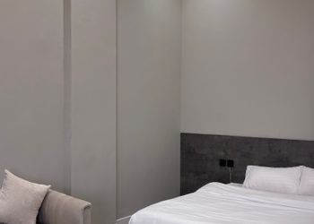 استديو بأثاث مريح وبسيط 