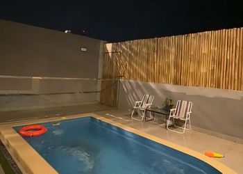 شاليه بجلسة خارجية ومسبح 