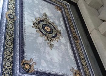 استراحة بمسبح خارجي ومسطح اخضر