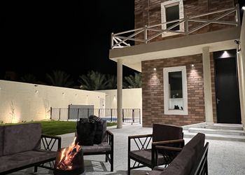 شاليه بمسطح اخضر وجلسة خارجية 