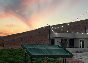 مزرعة بمسطح اخضر وجلسة