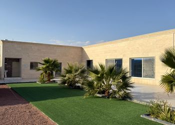 شاليه بجلسة تطل على مسبح خارجي 