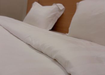 شقة بغرفة معيشة وغرفتين نوم 